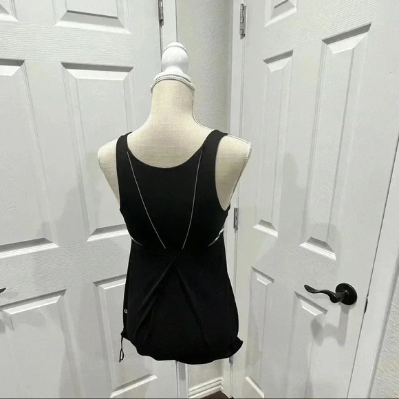 Lululemon Workout tank with elastic adjustable waist pull size 4 - Picture 5 of 10